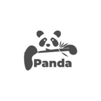 panda perezoso en un logotipo de ilustración vectorial de bambú vector