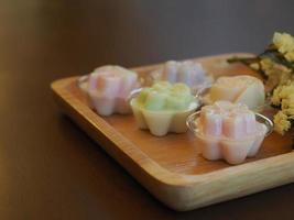 postres de gelatina con un juego de té en la mesa. foto