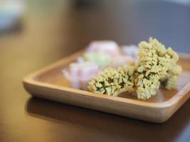 postres de gelatina con un juego de té en la mesa. foto