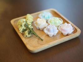 postres de gelatina con un juego de té en la mesa. foto