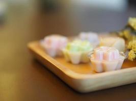 postres de gelatina con un juego de té en la mesa. foto