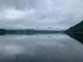 vista panorámica de los fiordos de noruega con nubes bajas foto