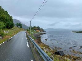 una carretera de montaña mojada en los fiordos de noruega 3 foto