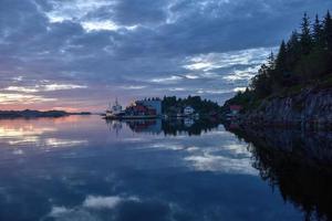 puesta de sol sobre el pueblo de pescadores noruegos para el verano 6 foto