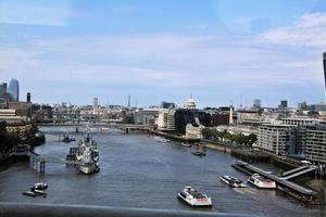 una vista del río támesis cerca del puente de la torre foto