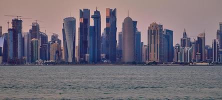 El horizonte de Doha desde la vista panorámica de Corniche a la luz del día que muestra los rascacielos de West Bay foto