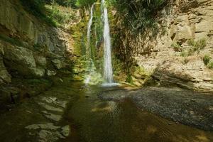 cascada leghvtakhevi y el manantial natural en el distrito de abanotubani, antigua tbilisi, vista de luz diurna de georgia foto