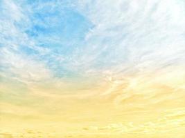 cielo azul con nubes.fondo del cielo de la tarde brillante. foto