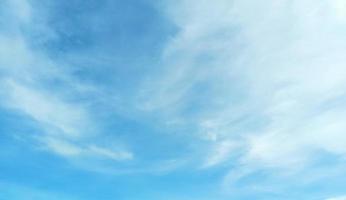 fondo de cielo brillante y fondo de nubes delgadas, nubes de cielo, cielo azul y nubes blancas flotan en el cielo en un día claro. foto