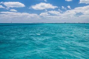 agua turquesa clara, agua azul, océano caribe, cancún, yucatán, méxico foto