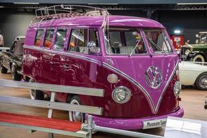 sinsheim, alemania - mai 2022 rosa violeta púrpura volskwagen vw bus t1 1866 foto