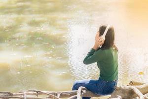 joven hermosa mujer niña escuchando música auriculares al aire libre foto