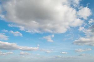 nubes blancas suaves en el vasto cielo azul foto