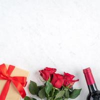 vista superior del regalo del día de san valentín con rosa y vino, concepto de diseño de comida festiva foto