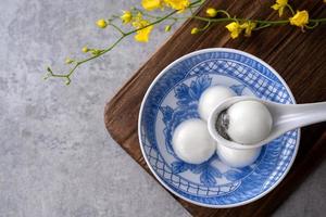 vista superior del gran tangyuan yuanxiao en un tazón sobre fondo gris para la comida del año nuevo lunar. foto