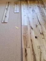 un suelo de parquet de madera recién instalado. foto