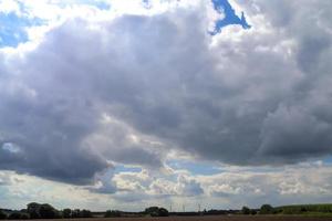 hermosas nubes en un cielo azul en un paisaje agrícola del norte de Europa foto