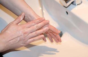 limpieza y lavado de manos con prevención de jabón para el brote de coronavirus covid-19 foto