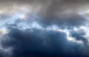 impresionantes formaciones de nubes oscuras justo antes de una tormenta eléctrica foto