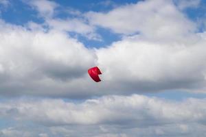 mucha actividad de kitesurf en la playa del mar báltico de laboe en alemania en un día soleado. foto