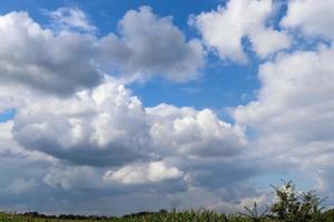 hermosas nubes en un cielo azul en un paisaje agrícola del norte de Europa foto