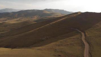 zoom aereo nelle montagne e negli altopiani dell'armenia nel nord-est video