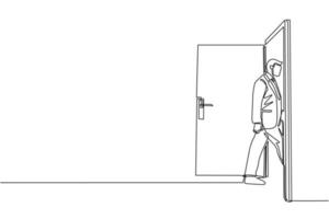 un empresario de dibujo de una línea continua entra en la habitación a través de la puerta. hombre caminando hacia la puerta abierta. comenzando un nuevo día en la oficina. concepto de negocio. ilustración gráfica de vector de diseño de dibujo de una sola línea