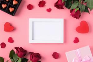 memoria del día de san valentín con concepto de marco de imagen sobre fondo rosa foto