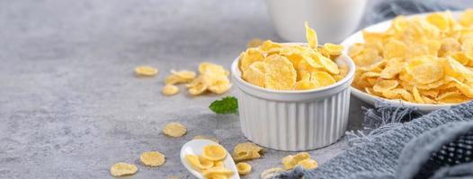 dulces de copos de maíz con leche sobre fondo de cemento gris, primer plano, concepto de diseño de desayuno fresco y saludable. foto