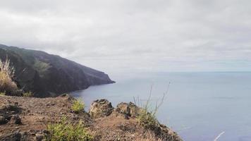 blick von der klippe auf den ozeanhorizont und den himmel video