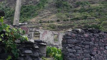 explorando una estructura de piedra abandonada en un campo durante el día video