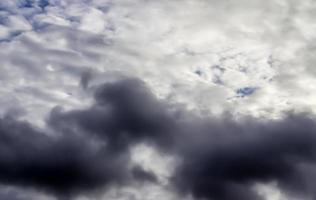 impresionantes formaciones de nubes oscuras justo antes de una tormenta eléctrica foto