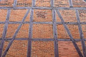 bella textura de antiguas paredes de ladrillo con entramado de madera encontradas en alemania. foto