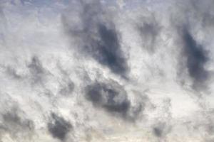 impresionantes formaciones de nubes oscuras justo antes de una tormenta eléctrica foto