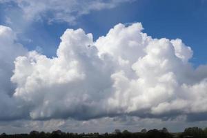 grandes formaciones de nubes antes de una tormenta foto