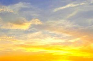 hermoso panorama de alta resolución de nubes de puesta de sol naranjas y rojas en el cielo nocturno foto