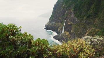 Blick auf das Meer und den Wasserfall von der Klippe video