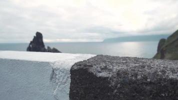 route pavée en bord de mer avec vue sur de grandes formations rocheuses et vue sur l'horizon de l'océan video