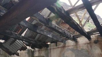 omhoog kijken door een gevallen dak in een verlaten gebouw video