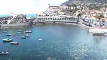 les bateaux se rassemblent autour du village portuaire video