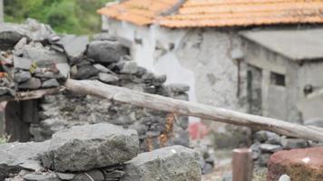 estrutura de pedra e madeira na aldeia rural
