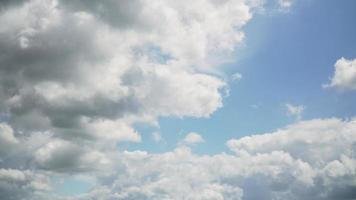 moln skiftar i en solig blå himmel video