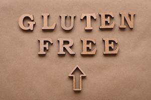 letras sin gluten sobre un fondo de papel. foto