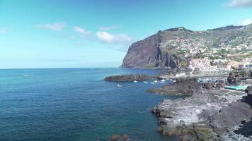 orizzonte vista oceano vicino a scogliere di montagne rocciose video