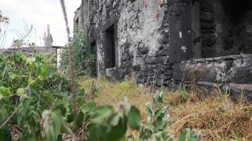 vista de baixo ângulo da estrutura de pedra abandonada