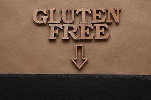 letras sin gluten sobre un fondo de papel. foto