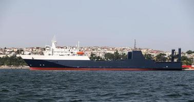 barco roro en puerto foto