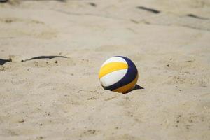 pelota de voleibol de playa foto