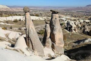 tres bellezas chimeneas de hadas en la ciudad de urgup, capadocia, nevsehir, turquía foto