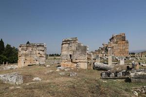 ruinas en la ciudad antigua de hierápolis, turquía foto